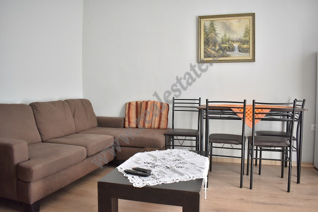 Apartament per qira ne rrugen Sali Nivica, prane ish Tregut Elektrik, ne Tirane.
Shtepia eshte e po